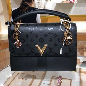 Like new Very One Handle LV bag